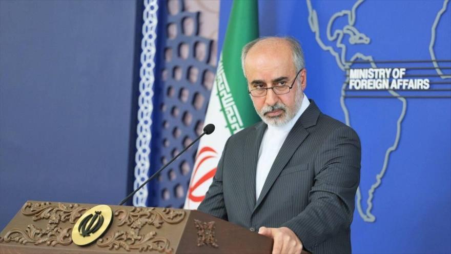 El portavoz de la Cancillería iraní, Naser Kanani, durante una rueda de prensa.