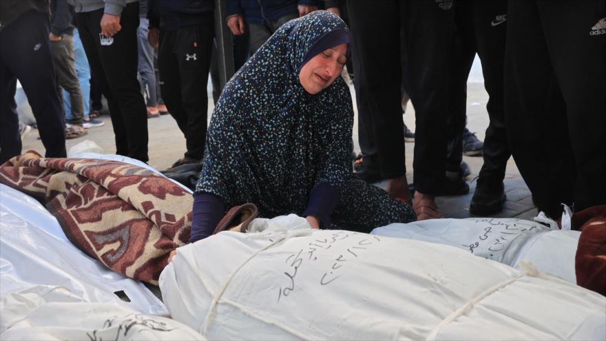 Una mujer llora a sus familiares muertos en un ataque israelí, frente al hospital de al-Najar en Rafah, en el sur de Gaza. (Foto: AFP)