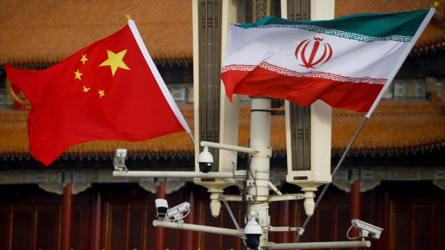 Banderas nacionales de Irán (dcha.) y China ondean en la Plaza de Tiananmen en Pekín, 14 de febrero de 2023. (Foto: Reuters)