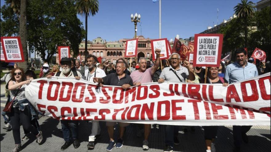 Manifestantes marchan en Bueno Aires, capital de Argentina, en protesta por las medidas de ajuste económico de Javier Milei, 20 de diciembre de 2023. (Foto: AP)