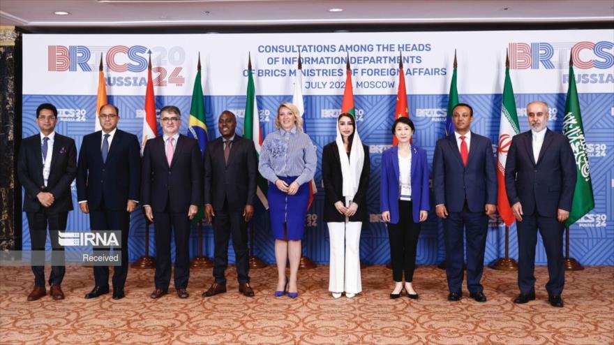 El portavoz de la Cancillería iraní, Naser Kanani, junto a portavoces de los estados miembros del BRICS, Moscú, Rusia, julio de 2024. (Foto: IRNA)
