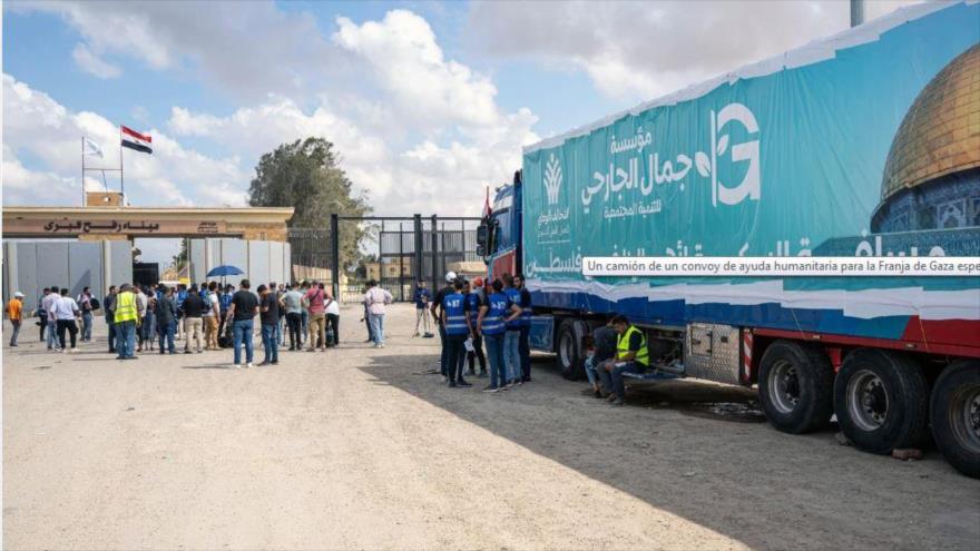 Un camión de un convoy de ayuda humanitaria para la Franja de Gaza espera en la parte egipcia del cruce de Rafah. (Foto: EPA)