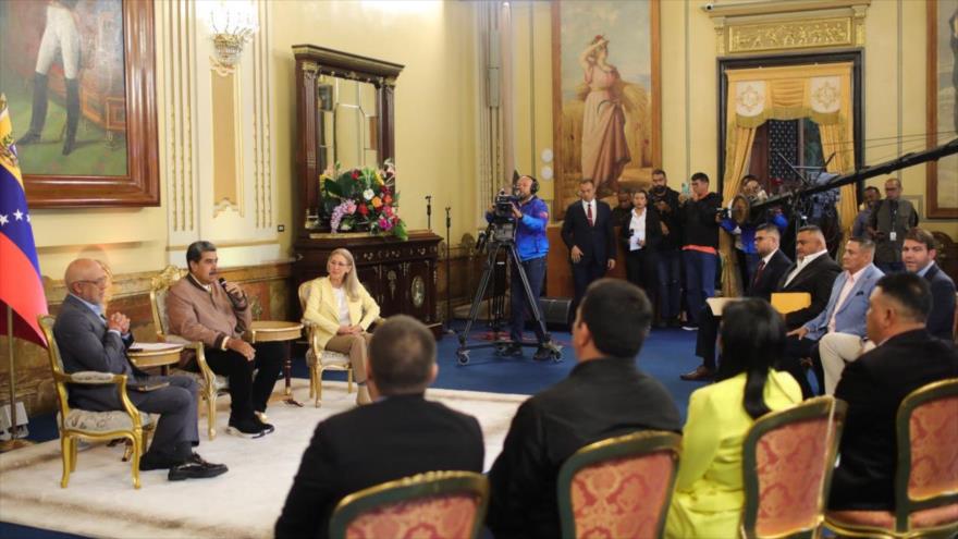 El presidente de Venezuela, Nicolás Maduro, habla en su reunión con líderes de la oposición indenpendiente en el Palacio de Miraflores, 16 de julio de 2024.