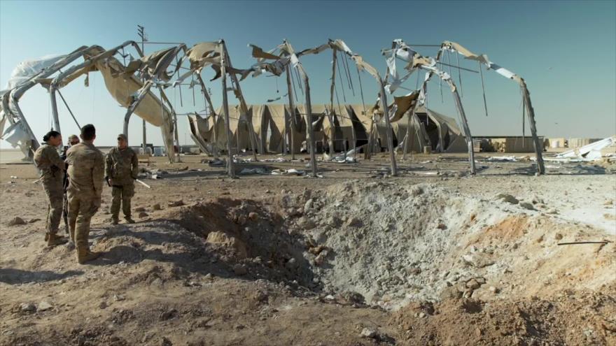 Las tropas estadounidenses tras unos ataques aéreos dentro de la base de Ain al-Asad, cerca de Al-Anbar, Irak. 