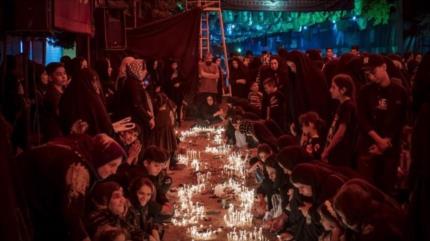 Iraníes participan en la ceremonia de duelo en la noche de Ashura