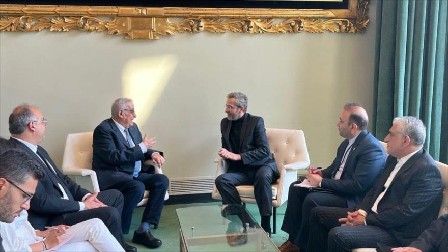 Canciller interino iraní, Ali Baqeri Kani(decha.), en una reunión con el canciller libanés, Abdulá Bou Habib, Nueva York, EE.UU., 18 de julio de 2024.