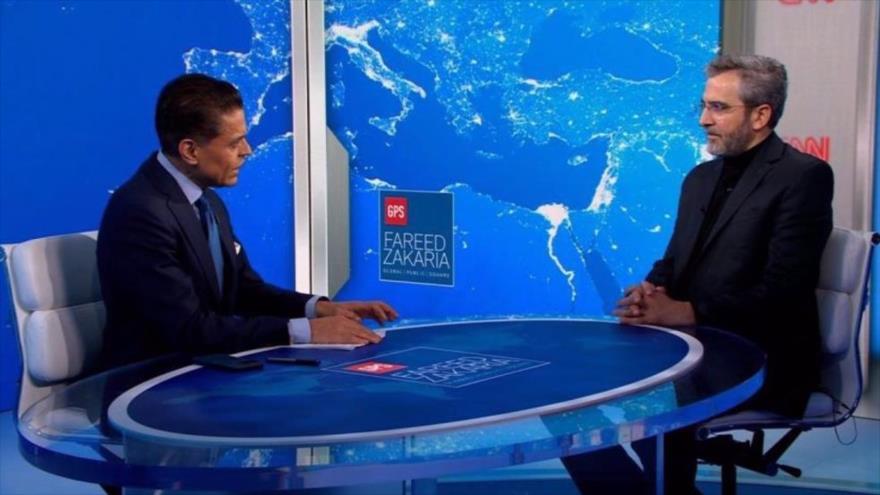 El corresponsal de CNN Fareed Zakaria (izda.), habla en una entrevista con el canciller interino iraní, Ali Baqeri Kani, en Nueva York, julio de 2024.