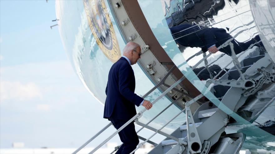 El presidente de EE.UU., Joe Biden, aborda el Air Force One para partir del aeropuerto internacional Harry Reid en Las Vegas, Nevada, 17 de julio de 2024.