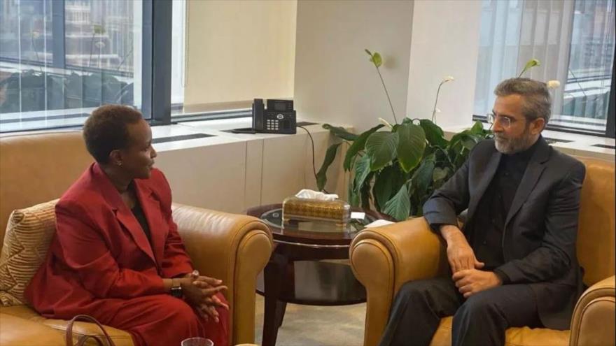 El canciller en funciones iraní, Ali Baqeri Kani(dcha.), y la secretaria General Adjunta de las Naciones Unidas para Asuntos Humanitarios, Joyce Msuya, durante una reunión, en Nueva York, 18 de julio de 2024. (Foto: mfa.gov)