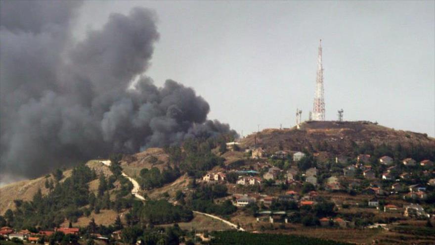 Levanta una clumna de humo tras el ataque de Hezbolá contra bases israelíes cerca de la frontera con El Líbano.