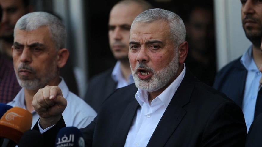 Los líderes del Movimiento de Resistencia Islámica de Palestina (HAMAS), Ismail Haniya (dcha.) y Yahya Sinwar (izda.)