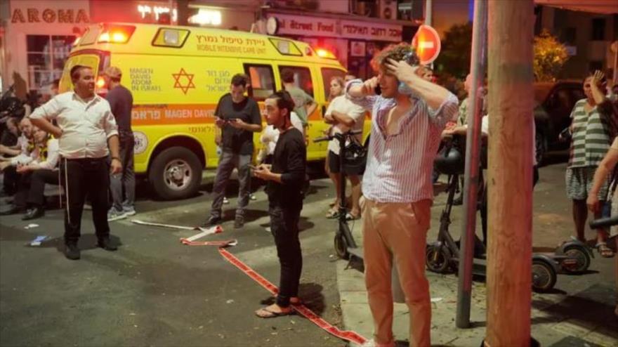 Israelíes se reúne en el lugar de una explosión en Tel Aviv tras un ataque con drones de Yemen, 19 de julio de 2024. (Foto: AP)