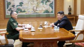 Líder norcoreano recibe a una delegación militar rusa