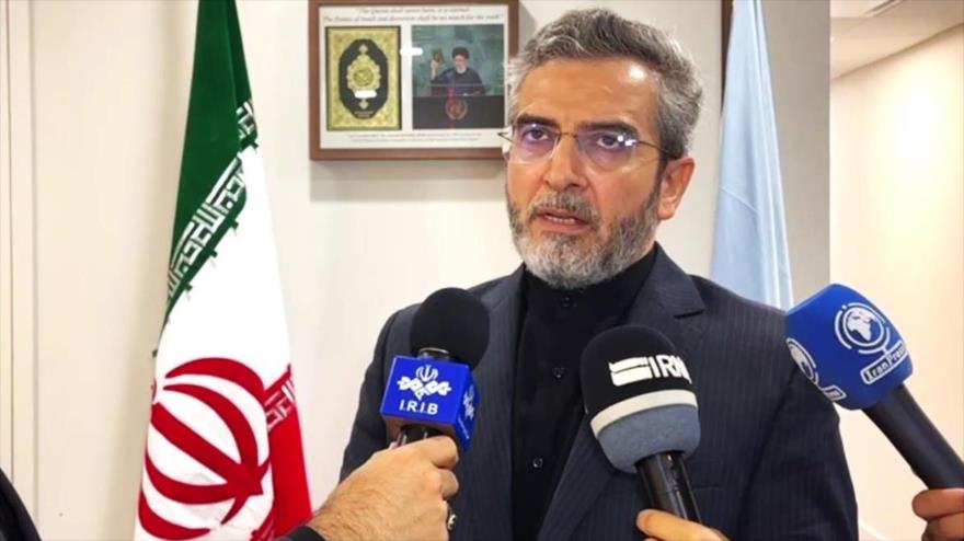 El canciller interino de Irán, Ali Baqeri Kani, habla con los periodistas en Nueva York, EE.UU., al márgen de reuniones del CSNU, 18 de julio de 2024.