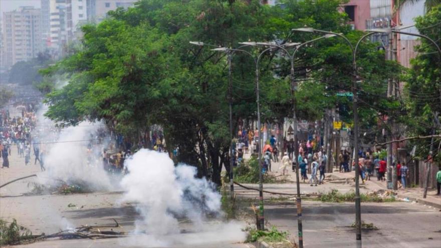 Choques de manifestantes con fuerzas policiales en Daca, 20 de julio de 2024. (Foto: AFP)