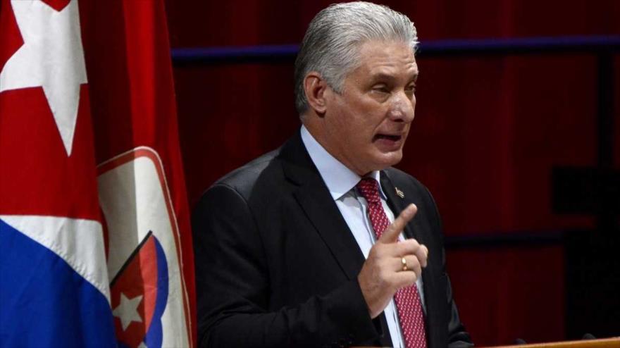 El presidente de Cuba, Miguel Díaz-Canel, habla en un acto público.