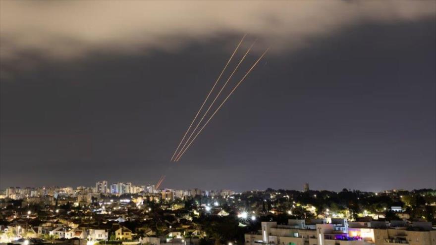 Un sistema antimisiles de Israel intenta repeler un ataque con drones y misiles de Irán hacia Palestina ocupada, visto desde Ashkelon, 14 de abril de 2024. (Foto: Reuters)