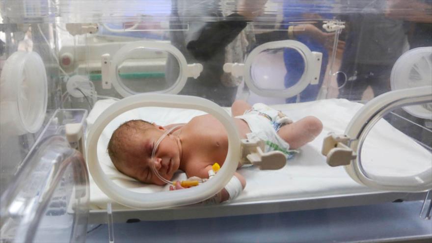 Los médicos rescatan al bebé en el vientre de una mujer embarazada muerta en los ataques israelíes en Gaza, 20 de julio de 2024.
