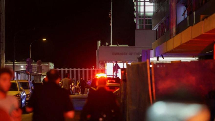 Personal de emergencia camina afuera de una sucursal de la embajada de EE.UU. cerca del lugar de una explosión en Tel Aviv, 19 de julio de 2024. (Foto: Reuters)