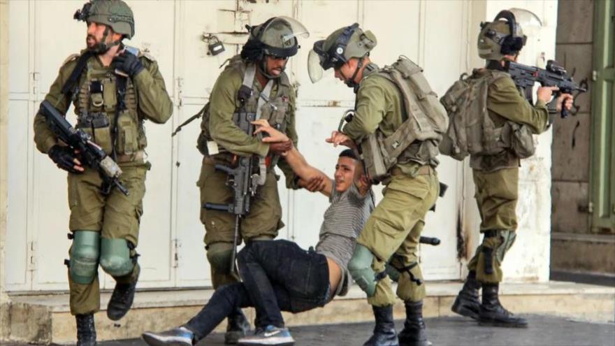 Fuerzas israelíes detienen a un adolescente palestino en Cisjordania, 9 de agosto de 2022. (Foto: Agencia Anadolu)