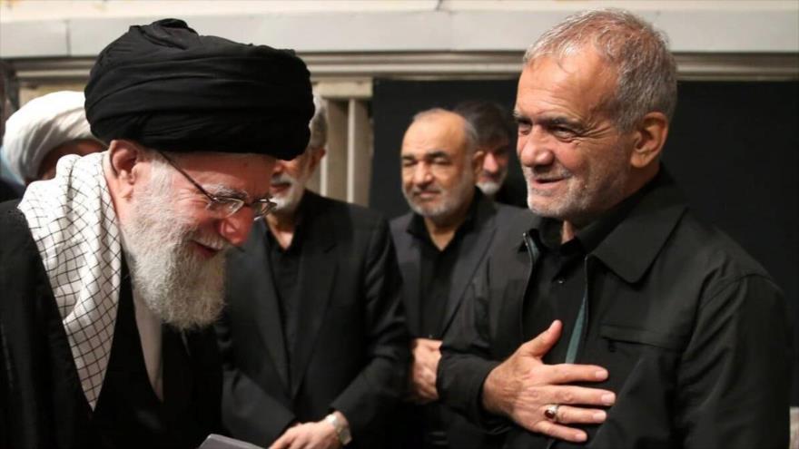 El presidente electo de Irán, Masud Pezeshkian (dcha.), saluda al Líder de la Revolución Islámica, el ayatolá Seyed Ali Jamenei, durante una ceremonia, Teherán.