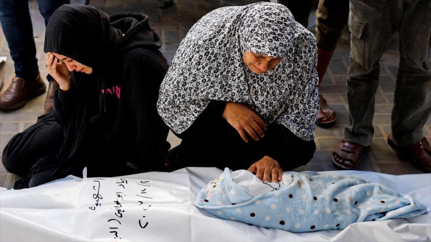 La abuela de un bebé palestino, que nació durante la guerra israelí y murió en un ataque de los sionistas en Gaza, 12 de diciembre de 2023. (Foto: Reuters)