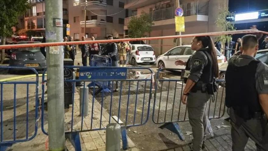 Miembros de las fuerzas de seguridad israelíes en lugar de una explosión tras un un ataque yemení en Tel Aviv, 19 de julio de 2024. (Foto: AFP)