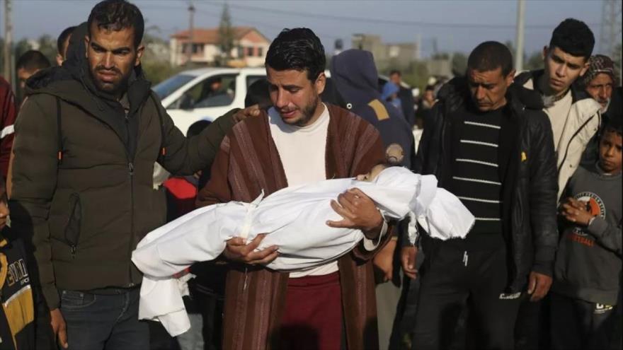 Un hombre palestino llora por la muerte de uno de los miembros de su familia.