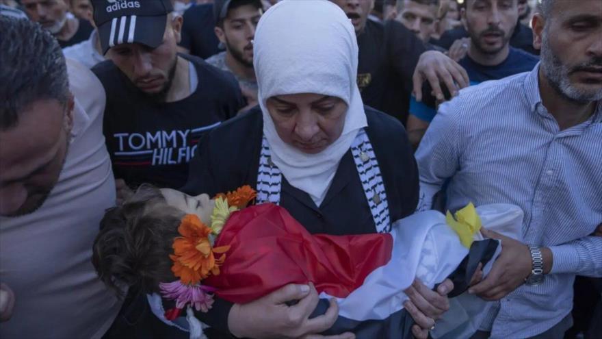 Palestinos trasladan el cuerpo de un niño asesinado a manos de las fuerzas israelíes en la ciudad de Ramalá, en la Cisjordania ocupada, el 5 de junio de 2023. (Foto: AP)