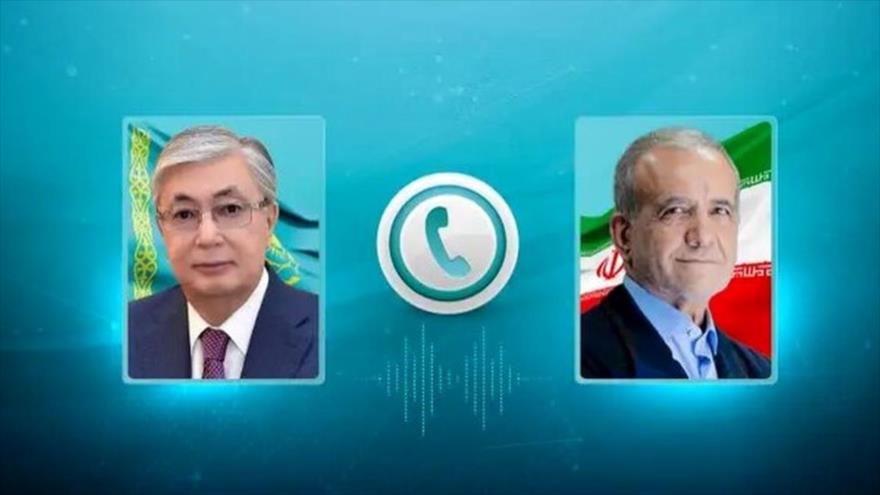 El presidente electo de Irán, Masud Pezeshkian (dcha.), y el presidente de Kazajistán, Kasim-Yomart Tokáev.