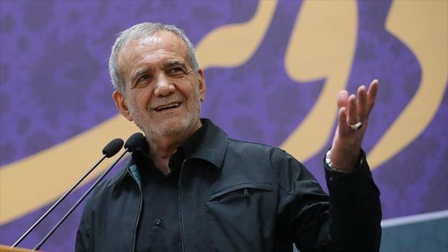 El presidente electo iraní, Masud Pezeshkian, se dirige a los representantes de su campaña presidencia, Teherán, 23 de julio de 2024. (Foto: Tasnim)