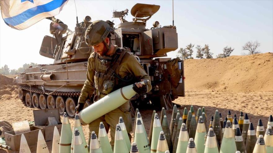Un soldado israelí clasificando bombas estadounidenses.