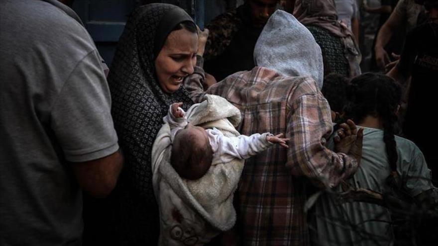 Palestinos desplazados tras una ofensiva aérea y terrestre israelí en el sur de Gaza.