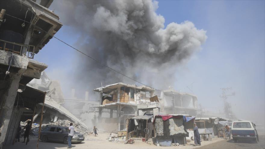 El humo se eleva tras los bombardeos israelíes en Jan Yunis, franja de Gaza, lunes 22 de julio de 2024. (Foto: AP)