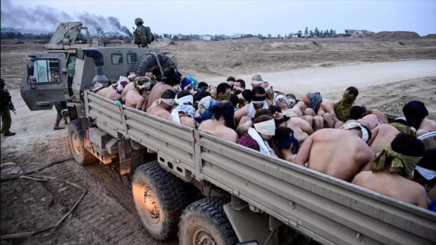 Soldados israelíes trasladan a palestinos fuera de la Franja de Gaza.