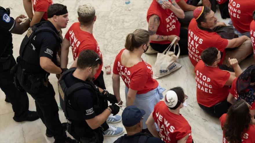 Policía del Capitolio esposa a manifestantes propalestinos que protestaban dentro del edificio de oficinas del Congreso, Washington. 23 de julio de 2024 Foto: EFE