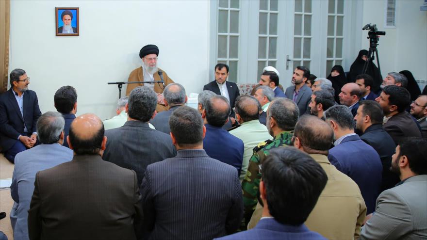 El Líder de Irán, el ayatolá Seyed Ali Jamenei, se reúne con los miembros del Congreso de los Mártires de Teherán, 15 de mayo de 2024. (Foto: Khamenei.ir)
