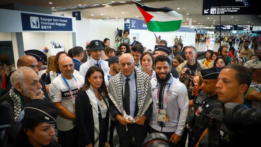 Con vítores reciben al equipo olímpico de Palestina en París, 25 de julio de 2024.