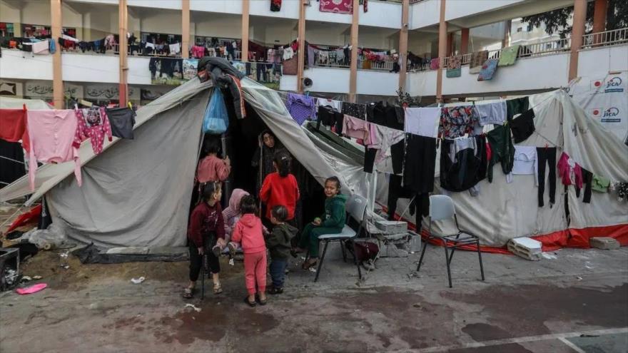 Los palestinos, desplazados de sus hogares como resultado de los ataques israelíes, han buscado refugio en la escuela Aliva en Rafah, Gaza, 30 de noviembre de 2023. 