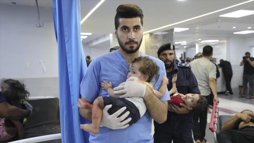 Niños heridos en un ataque israelí son atendidos en un hospital de Gaza. (Foto: AP)