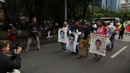 Protestan en México para pedir verdad y justicia en caso Ayotzinapa