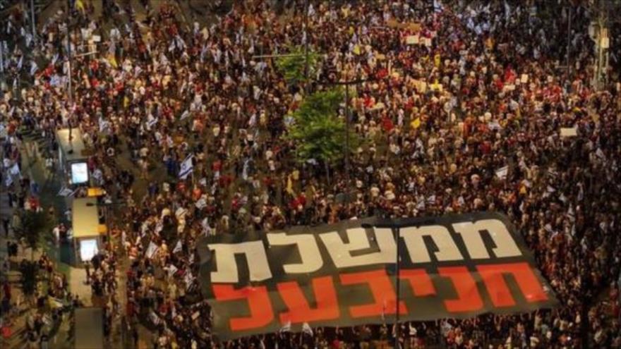 Vista de la masiva manifestación israelí en Tel Aviv contra el primer ministro Benjamín Netanyahu, 27 de julio de 2024.