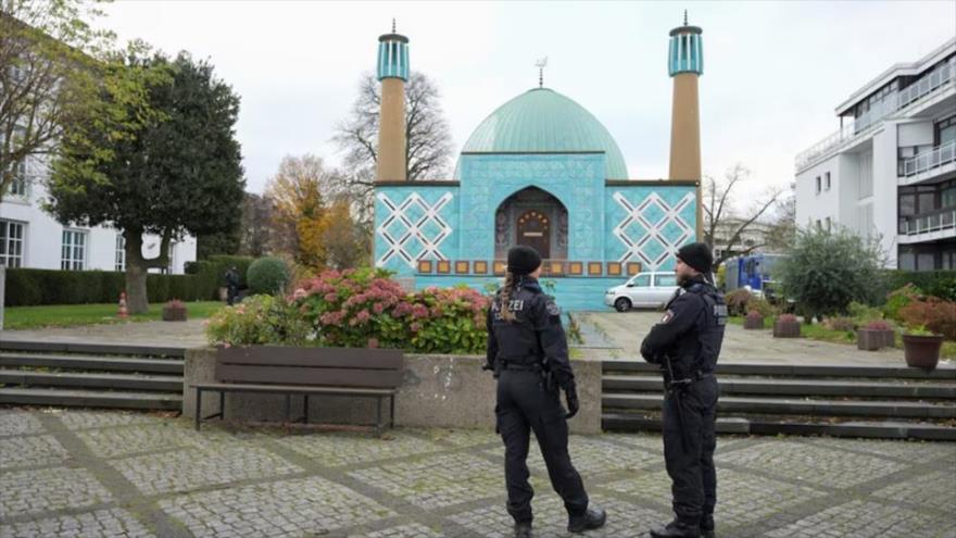 Policía alemana vigila afuera del Centro Islámico en Hamburgo, 16 de noviembre de 2023. (Foto: Reuters)