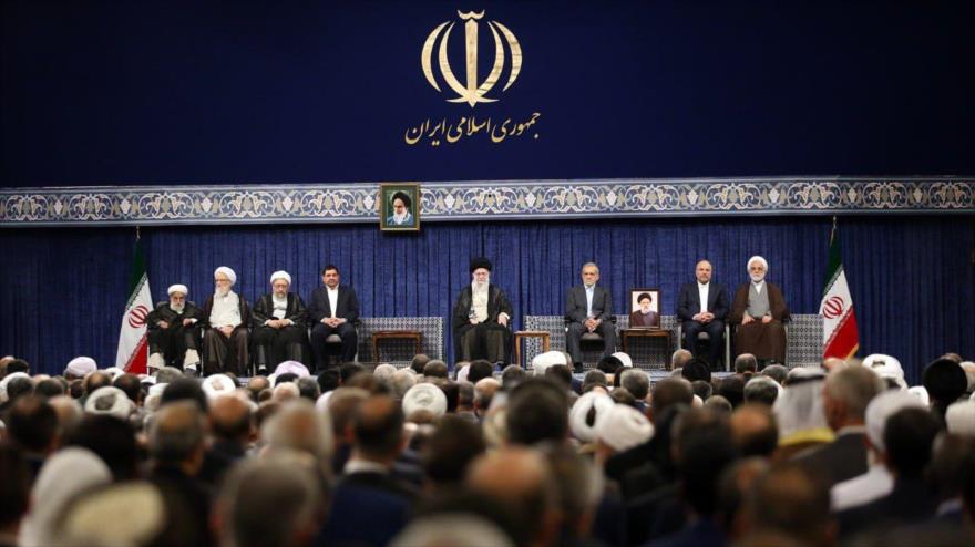 El Líder de Irán (c) en la ceremonia de ratificación del presidente electo del país, Masud Pezeshkian, (a su dcha.), 28 de julio de 2024.