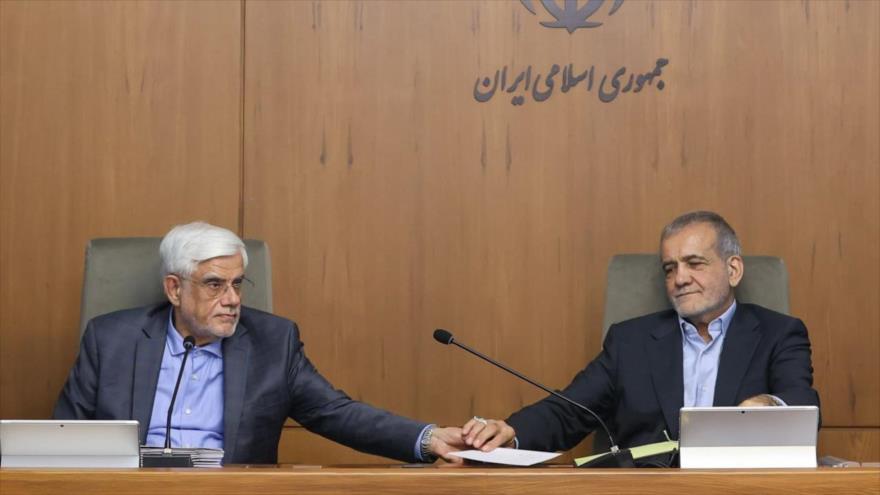 El presidente de Irán, Masud Pezeshkian (dcha.), y su vicepresidente primero, Mohamad Reza Aref, en la reunión del Gabinete, 28 de julio de 2024.