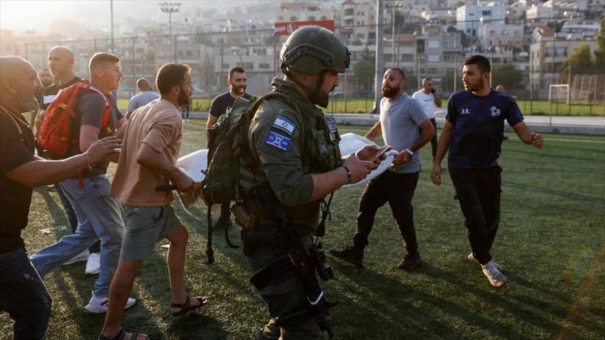 Transportan a las víctimas en un lugar impactado por un misil en Majdal Shams, en el Golán sirio ocupado por Israel, 27 de julio de 2024. (Foto: AFP)