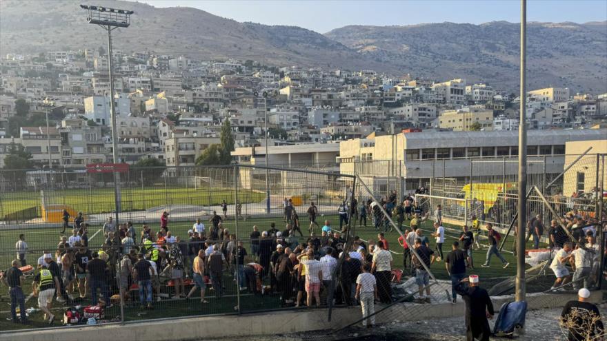 El campo de fútbol impactado por un misil en Majdal Shams, en el Golán sirio ocupado por Israel, 27 de julio de 2024. (Foto: AP)