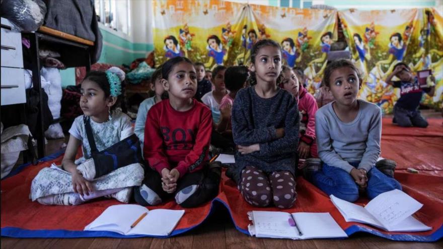 Los niños asisten a una actividad en una clase improvisada en Deir al Balah, en la Franja de Gaza, 21 de abril de 2024.