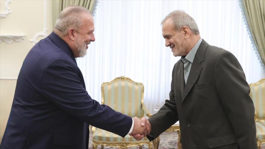 El presidente iraní, Masud Pezeshkian (dcha.), y el primer ministro cubano, Manuel Marrero Cruz, en Teherán, 29 de julio de 2024. (Foto: President.ir)