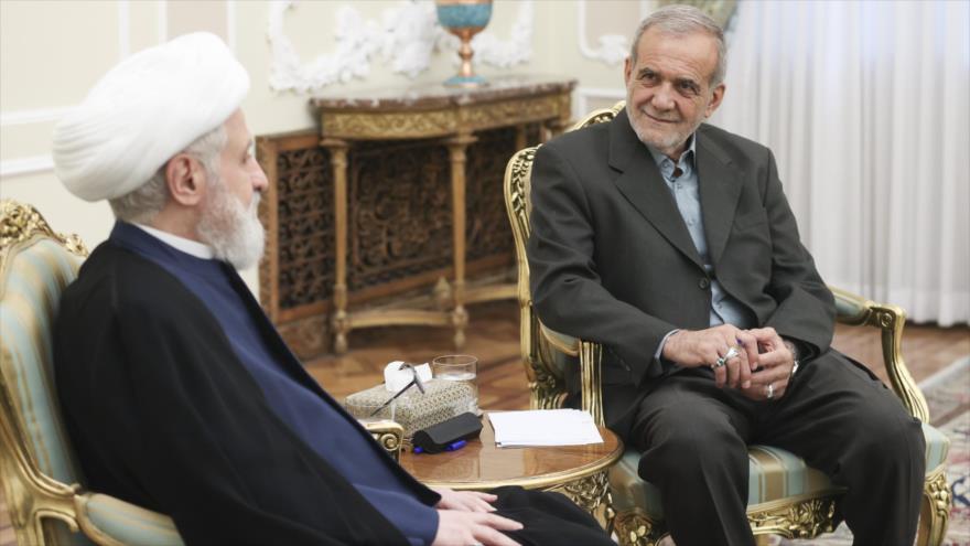 El presidente de Irán, Masud Pezeshkian (dcha.) reunido con vicesecretario general de Hezbolá, Naim Qasem, en Teherán, 29 de julio de 2024.